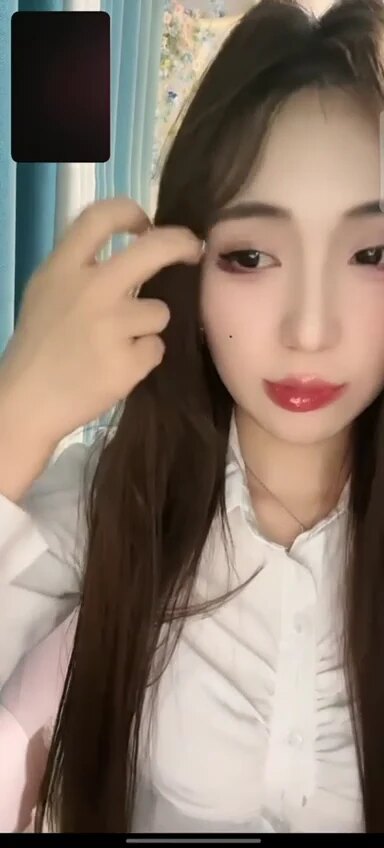 化身听话小猫叫着爸爸搔首弄姿，模拟口交揉搓胸部给你看，满足你所有调教幻想。