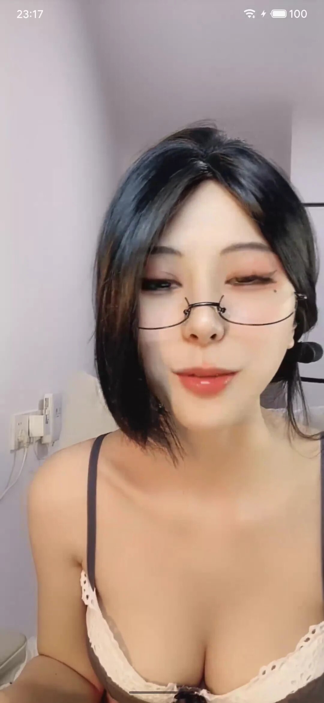 高潮难耐表情诱人，舌头舔舐假具模拟口交，双乳夹紧热情乳交，最后撅起美臀扭动迎接高潮。