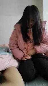 探探约到的轻熟女 穿粉色羽绒服直接跪舔