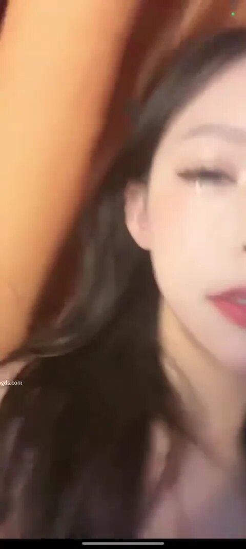 双手揉捏雪白丰满的奶子，极品白虎粉嫩私处搭配销魂的淫叫与吐舌尖挑逗，每一寸都散发极致诱惑。