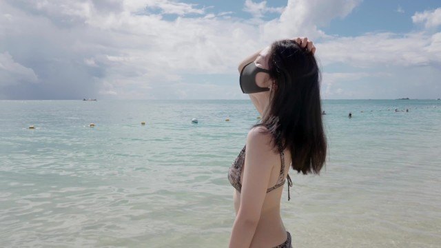 海边戴口罩妹子 身材火辣直接脱光