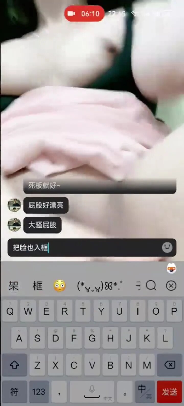 老汉推车后入狂顶，肥臀疯狂抖动，M腿大张掰开白虎粉嫩小穴，指尖抽插自慰浪叫连连。