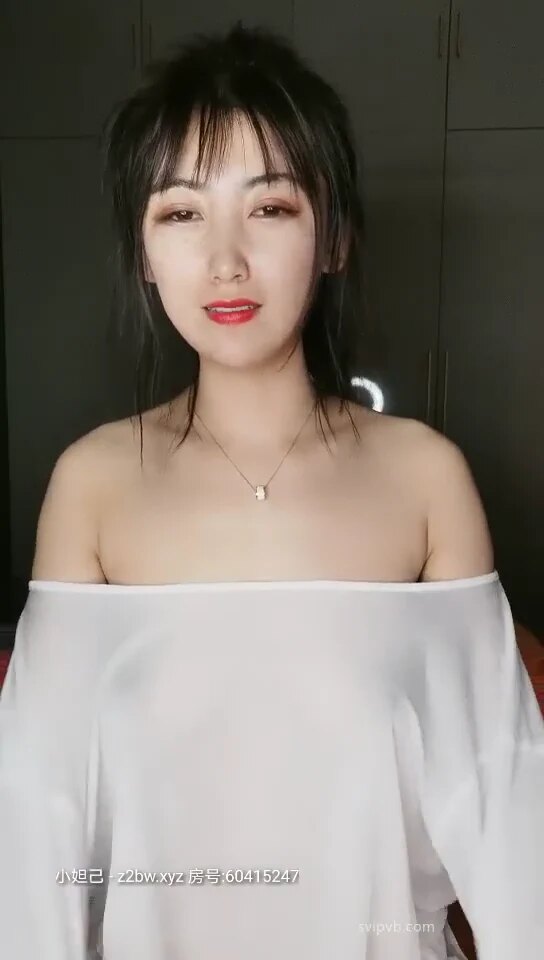 极致诱惑的极品少妇，开启专属一对一视频裸聊。镜头前她娇躯微颤，缓缓褪去外衣，展露那一抹莹白柔腻的雪乳。