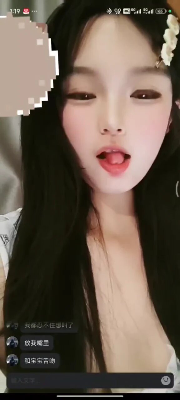趴在床上白嫩翘臀让人想直接扑上去。甜美骚妹像母狗般呻吟诱惑，喜欢1V1的兄弟快选妹子共度春宵