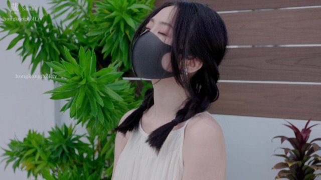 戴口罩黑发妹子户外晃奶