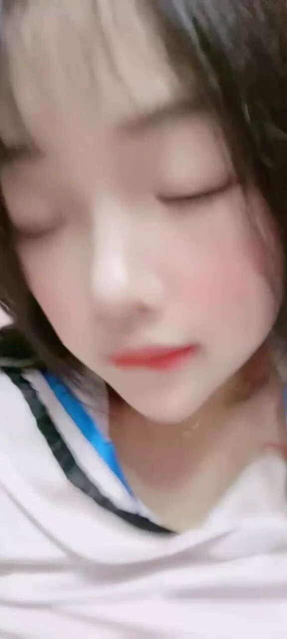 极品嫩妹皮肤非常的好，一上来身穿制服诱惑，吐着性感的小软舌，裹着纤细的手指吮吸，后揉搓着奶子晃动