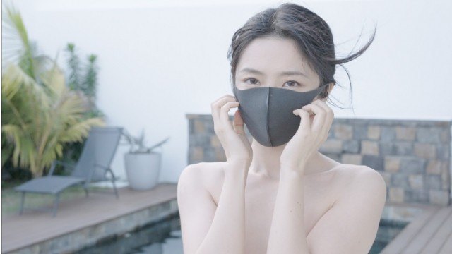 戴口罩的岛屿美女 泳池边慢慢脱光