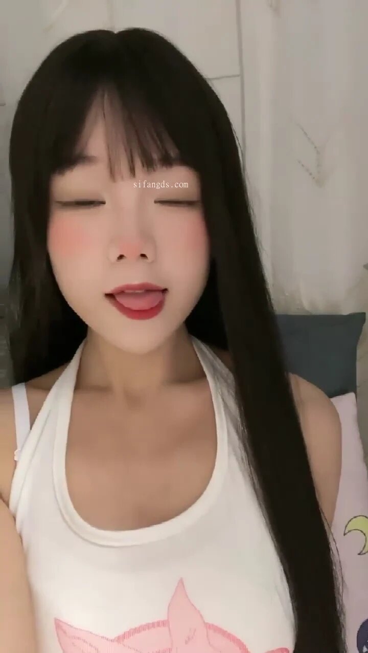 粉嫩奶子白虎骚穴各种视角给你看彻底修长美腿玉足帮你模拟足交最后盯射！