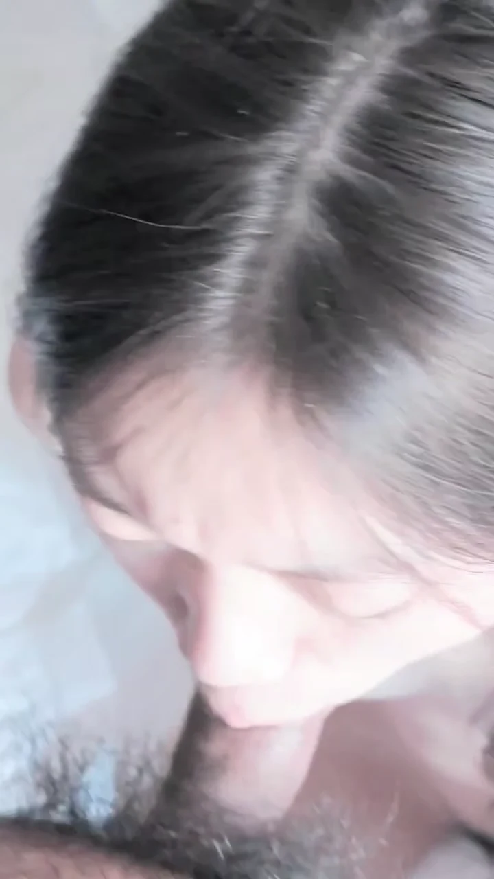 妹子很认真的口交伺候男朋友，没想到被男朋友用假几把捅的直喷圣水