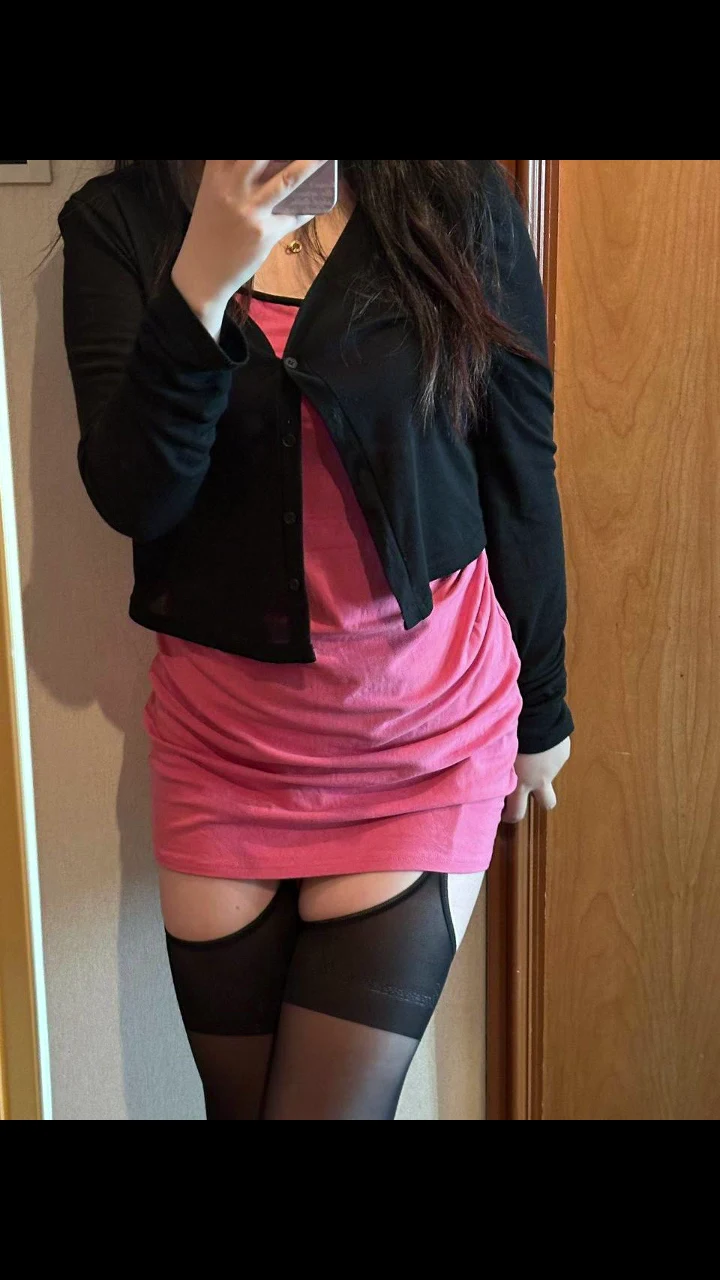 女大学生脸蛋漂亮到炸裂，身材火辣得像魔鬼一样