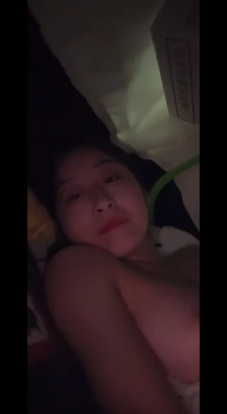 性感学生妹被反剪双手后入猛操，骚穴被巨根贯穿，乳链夹着硬挺奶头，舌头伸出媚眼翻白，潮吹喷水高潮失神。