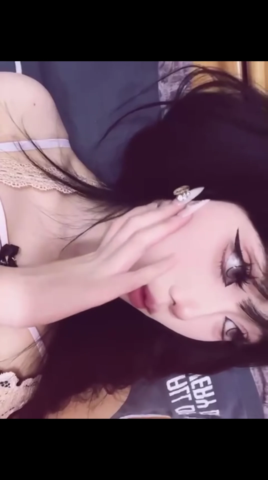 尤物学生妹，外表清纯高冷，私下是男友的母狗，极其反差