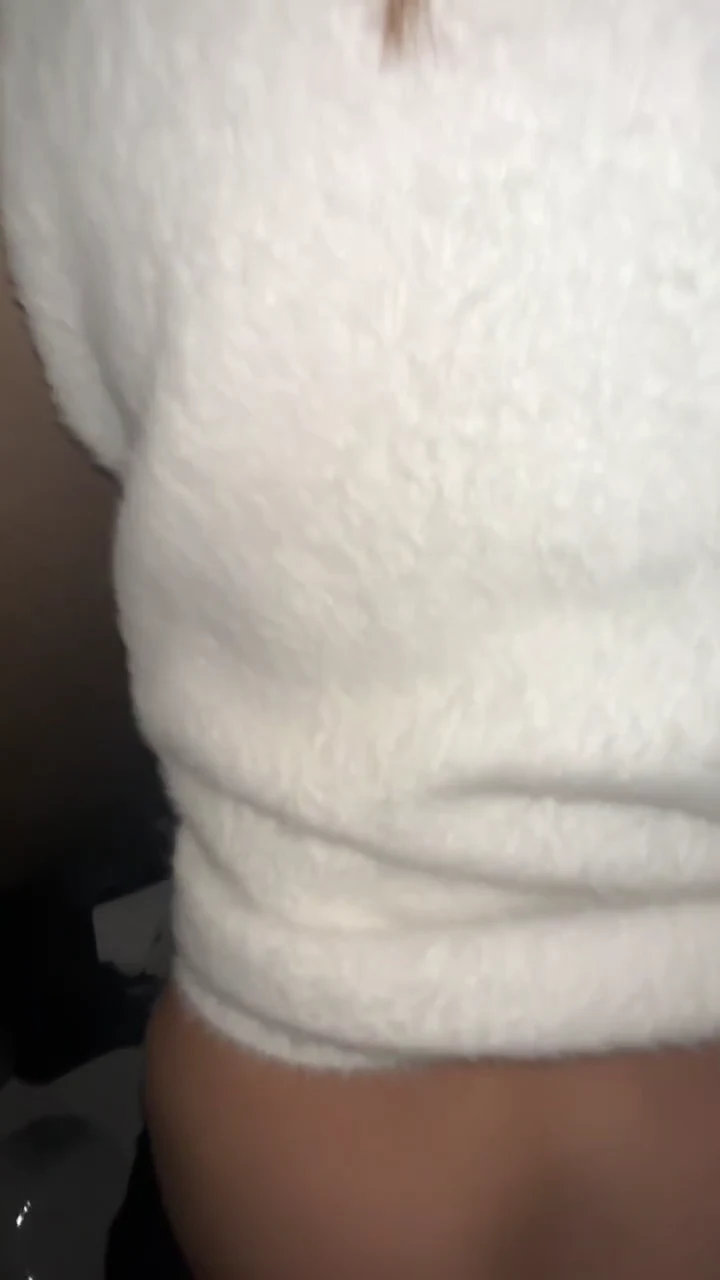 美甲都精致的女孩舌头上还打了钉含进去的时候那点凉意和舔法都过分色情