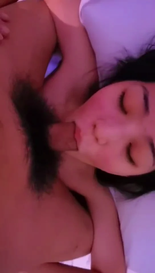 镜头也跟着开着，从开始到结束都留着，反差就在这儿：白天像过日子，夜里把夫妻之间的事拍得清清楚楚。