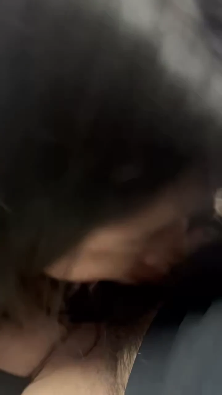 戴着眼镜的大学生学妹，粉嫩的肉穴正被操得淫水四溅，闷哼着求操。