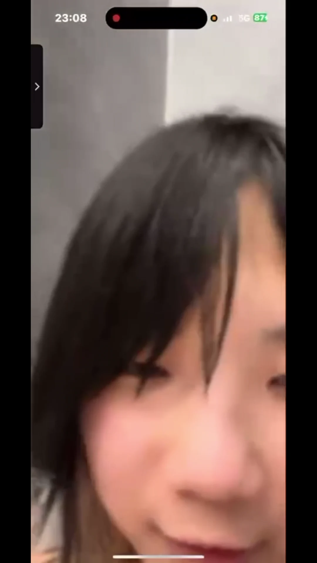 眼镜女大学生穿着白色蕾丝袜躺在床上，双腿大张，粉嫩的骚穴若隐若现，黑皮带勒紧的大腿，等待着被操。