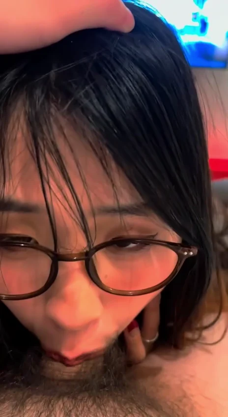 果然十个眼镜九个骚，还有一个爱口交啊