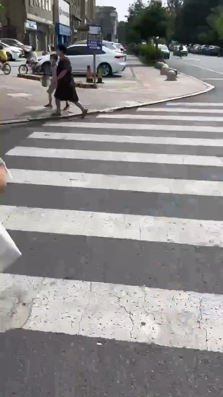 粉嫩的骚穴在裙底偷偷流水，纯洁外表下藏着发骚的欲火
