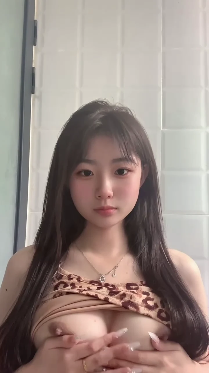 19岁高颜值美女粉嫩裸体疯狂扭腰抖奶，肥美小穴粉嫩美胸，高清自拍淫荡扭臀求操